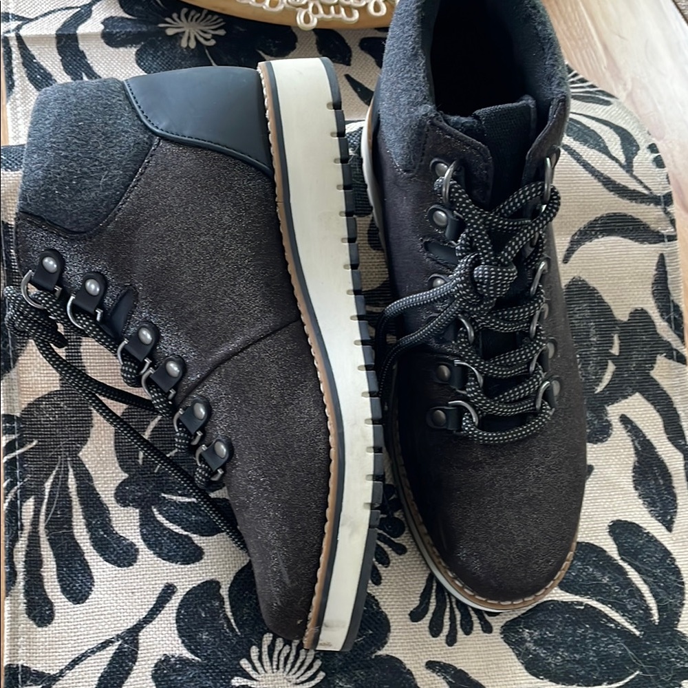 Women’s short hiking boots Lace up with contrasting thick sole. Grayish metallic